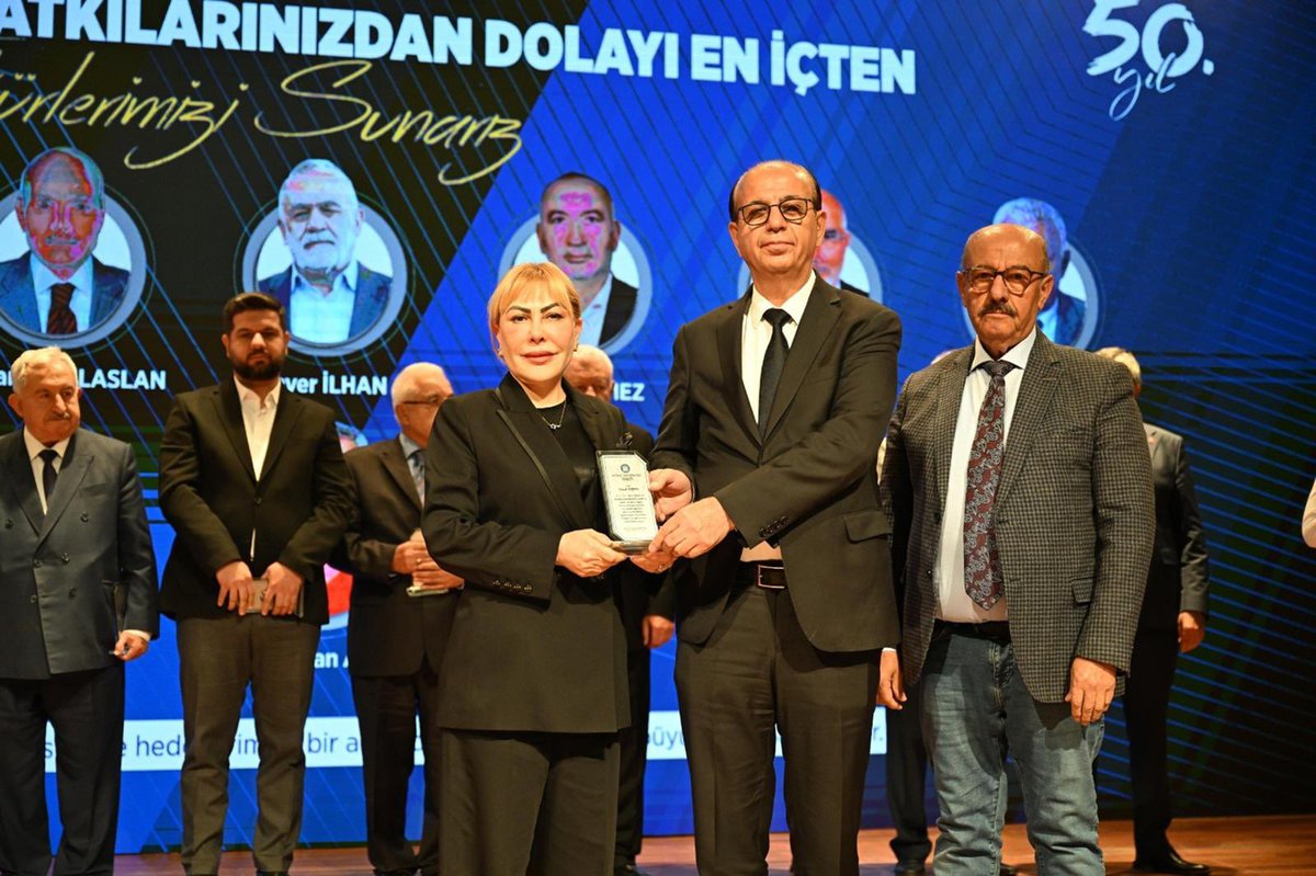 Geçtiğimiz Salı günü, İnönü Üniversitesi Akademik Yıl Açılış Töreni’nde; akademik kimliğim, sanayi yatırımlarım ve gençlere sağladığımız burs desteği nedeniyle takdim edilen plaketi büyük bir gururla aldım.

Bu plaket, yalnızca şahsıma verilen değerin değil; bu toprakların