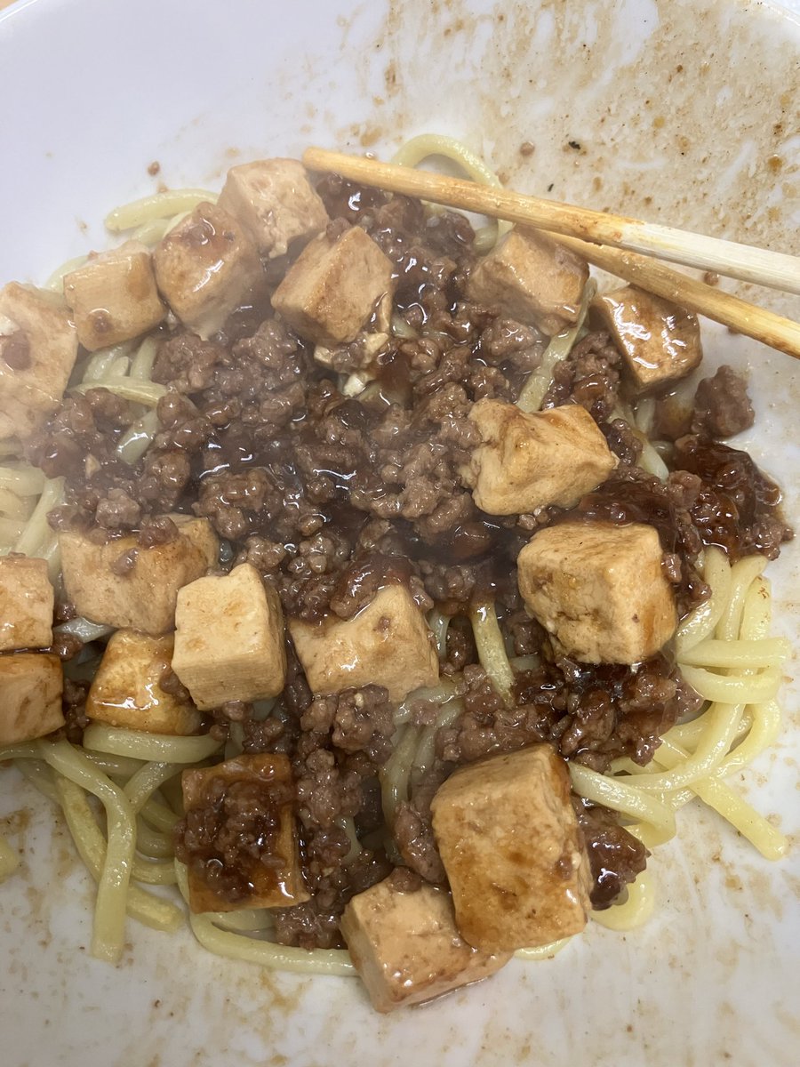 kobe_u_cc's tweet image. 六甲祭まであと1日！いよいよ明日に迫りました！

麻婆は辛いものが苦手な方でも食べられるように、ほんのり辛めにしてあります！

がっつり辛いものが食べたいという方向けに、山椒を置いてます！お好みでマシてください！

それでは、明日からよろしくお願いします！