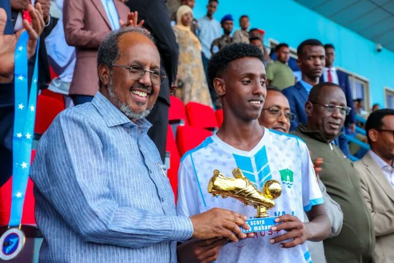 mohmedhach32642's tweet image. 🎉 The President congratulates Hawlwadag with inspiring words, highlighting the power of sports to unite communities and inspire young athletes. #Football #Somalia #SportsForUnity