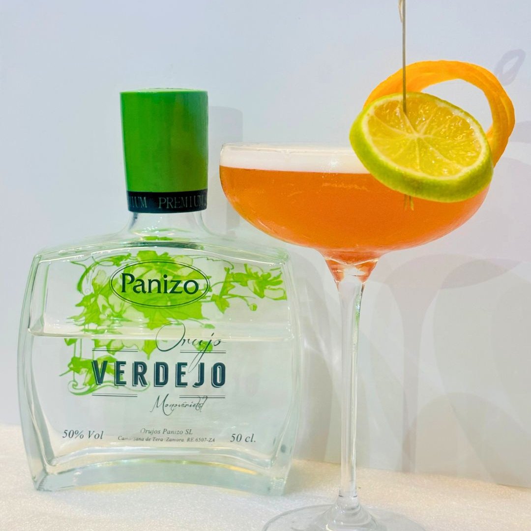 🍸✨ ¡Explosión cítrica con alma de orujo!  El Grapefruity by Panizo, creado por Joel Moirón Trigo, es una sinfonía de sabores.
Refrescante, elegante y con carácter. ¿Te animas a prepararlo?
La receta completa en:
destileriaspanizo.com/es/coctel/grap…
<a href="/fabebartenders/">FABE</a>