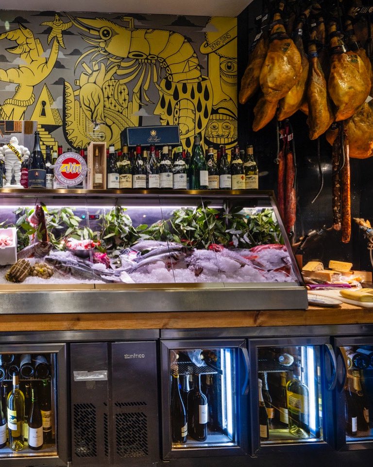 Este fin de semana —que encima es largo, y Madrid anda con el lunes de fiesta— lo empezamos con alegría y las cámaras hasta los topes. Las viandas reposan en fila, relucientes, oliendo a gloria y a ganas de pecado.