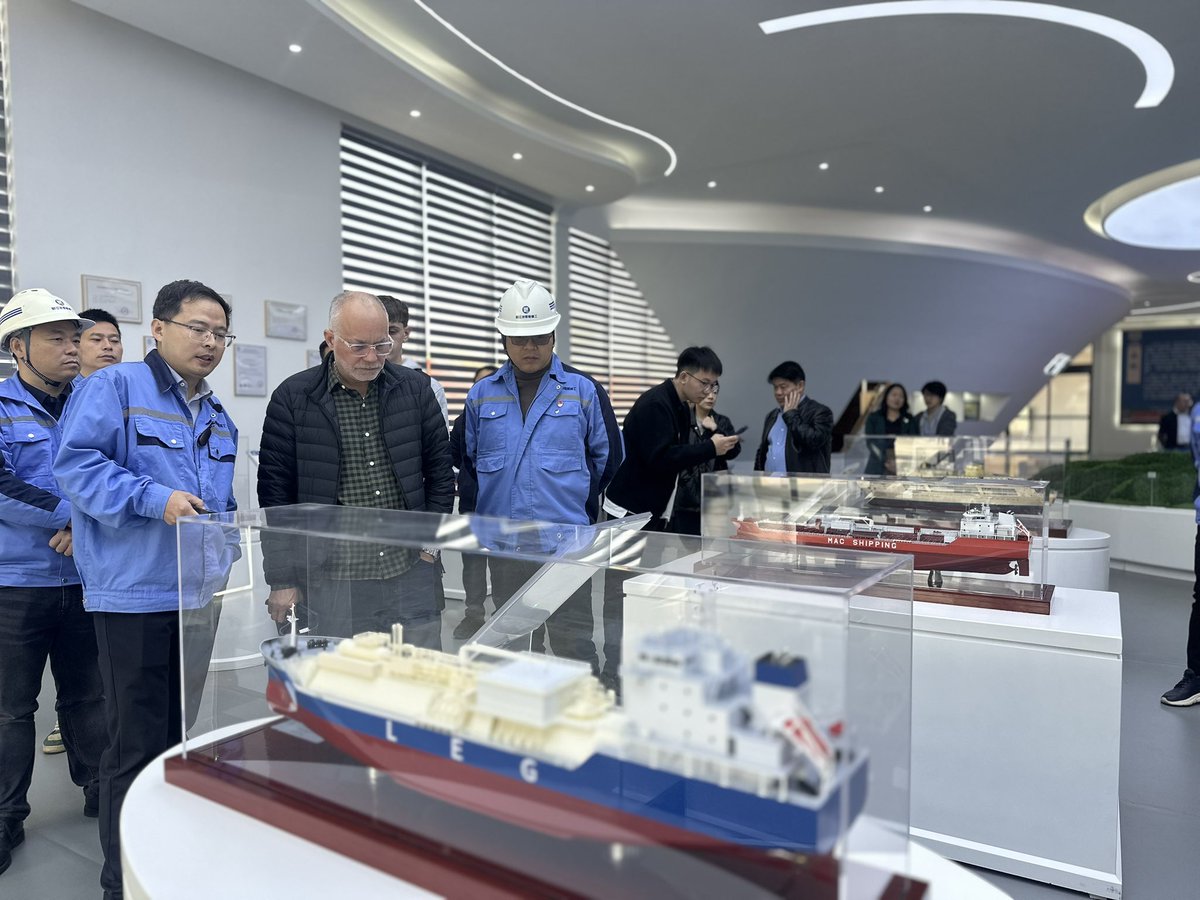 Del 4 al 6 de noviembre, una delegación de la FPHV visitó Jiujiang, recorriendo salas de exposiciones, fábricas y parques, y conversando sobre las perspectivas de cooperación en cultura, comercio y otros ámbitos.<a href="/zhang_heqing/">Zhang Heqing</a> <a href="/zhu_jingyang/">Zhu Jingyang</a> <a href="/HeRulong/">He Rulong 何儒龙</a> 

spanish.news.cn/20251107/32f72…
