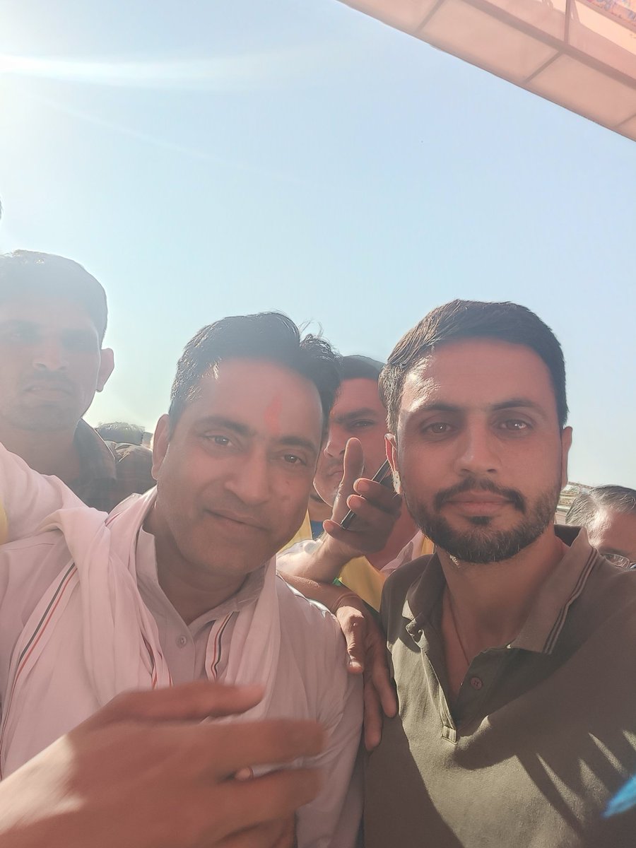 AshokMatoriaa's tweet photo. जाट भवन रावतसर की आज रखी गई नींव इस अवसर पर सीकर सांसद सुमेधानंद सरस्वती चुरू सांसद राहुल कस्वां व अभिषेक मटोरिया व समाज के अनेकों गणमान्य लोग रहे उपस्थित जल्दी ही भव्य निर्माण होगा जय वीर तेजाजी महाराज 🙏🚩 #rahulkaswan #Abhishekmatoria #Sumedhanand Saraswati #Twitter #Rajasthan https://t.co/o4yCkhZzLO
