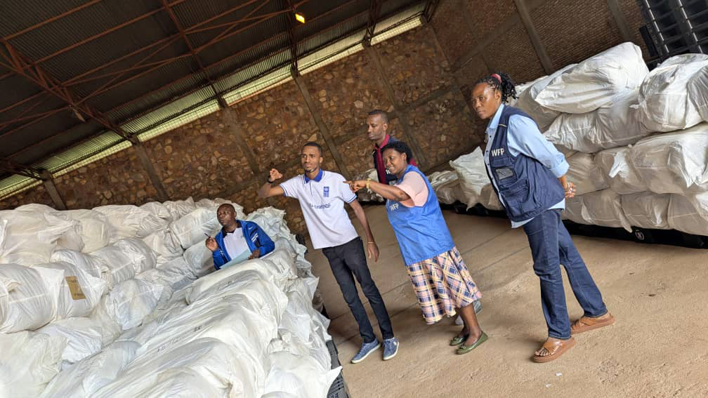 PNUDBurundi's tweet photo. En prélude à la campagne nationale de distribution des moustiquaires imprégnées #CDM, le #PNILP, en collaboration avec le #PNUD et le #PAM, procède au comptage et à la vérification des MII afin d’assurer une planification rigoureuse et une distribution transparente. 🦟📊 https://t.co/4LgB3ZVXb1