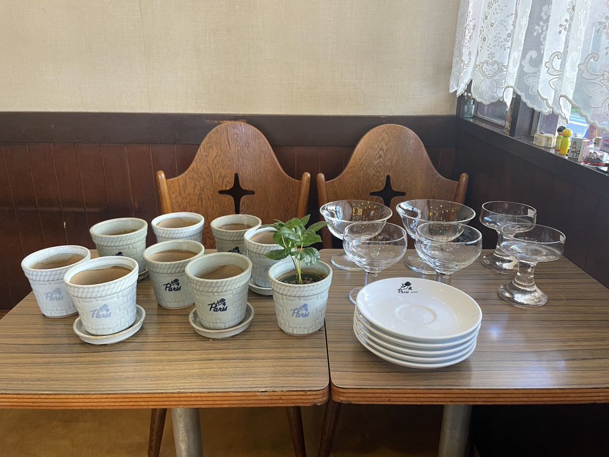 muratashokai's tweet image. 【お知らせ】
明日8日(土)より30日(日)まで、渋谷の喫茶店「パリ」さんの展示を開催します。喫前身のブティック時代の貴重な資料も含め多数展示いたします。
画像2-3枚目は販売するものの一部です。
植木鉢は近年まで店内外で使われていたものですが、たくさん保管されていたという未使用のものです。