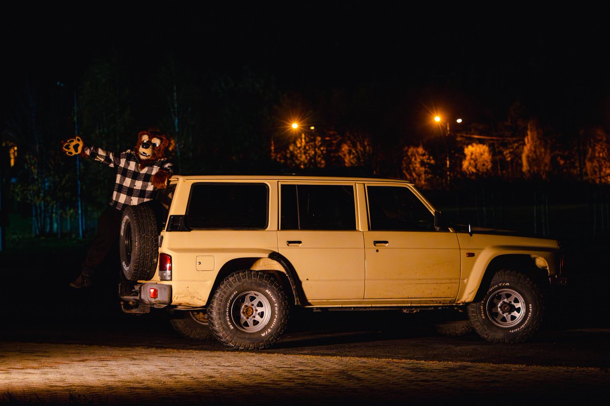 Big cars for big bears!

#FursuitFriday #Furry #Fursuit #FurryBear #Bear #BearFursuit #NissanPatrol #Nissan #Patrol