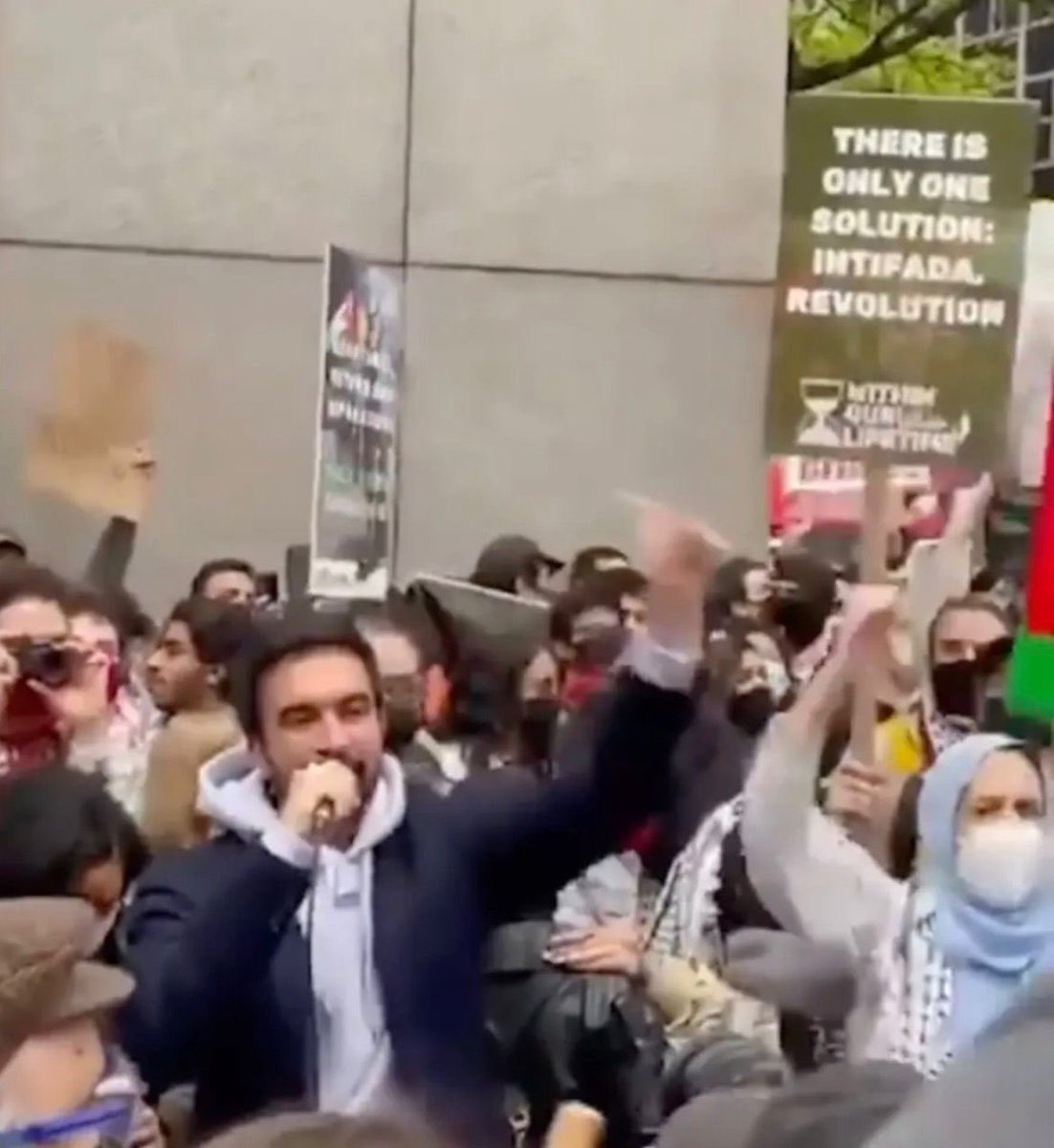 Cinco reflexōes sobre a eleição de Zohran Mamdani

(1) É curioso como a história repete os seus paradoxos. Nova Iorque, hoje a cidade com a maior comunidade judaica do mundo (superior a Jerusalém ou Telavive) parece desempenhar o mesmo papel que Viena teve há um século: um centro