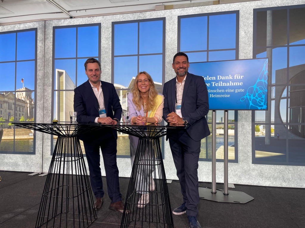 PLBioScience's tweet photo. 🧬 Talking #biotech! Our CEO and CFO attended Biotech by Handelsblatt, to hear insights on #FutureTrends for the industry.

🤝 If you are driving #Innovation too, discover how our #HumanPlateletLysate is the choice for you ✨

#HandelsblattLive #HBBioTechnologie #Biotechnology https://t.co/vTVjgx7AS1