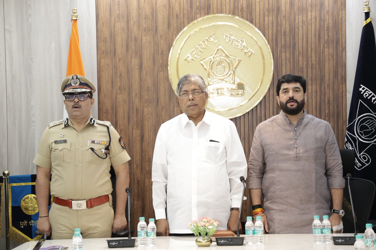 mohol_murlidhar's tweet image. पुणे शहरातील कायदा-सुव्यवस्थेसंदर्भात पोलीस आयुक्तांसह वरिष्ठ अधिकाऱ्यांसमवेत चर्चा…

📍पोलीस आयुक्तालय, पुणे

पुणे आणि परिसरातील कायदा-सुव्यवस्थेसंदर्भातील विविध विषयांवर आज पुण्याचे पोलीस आयुक्त श्री. अमितेश कुमार यांच्यासह वरीष्ठ अधिकाऱ्यांसोबत राज्याचे उच्च व तंत्र…