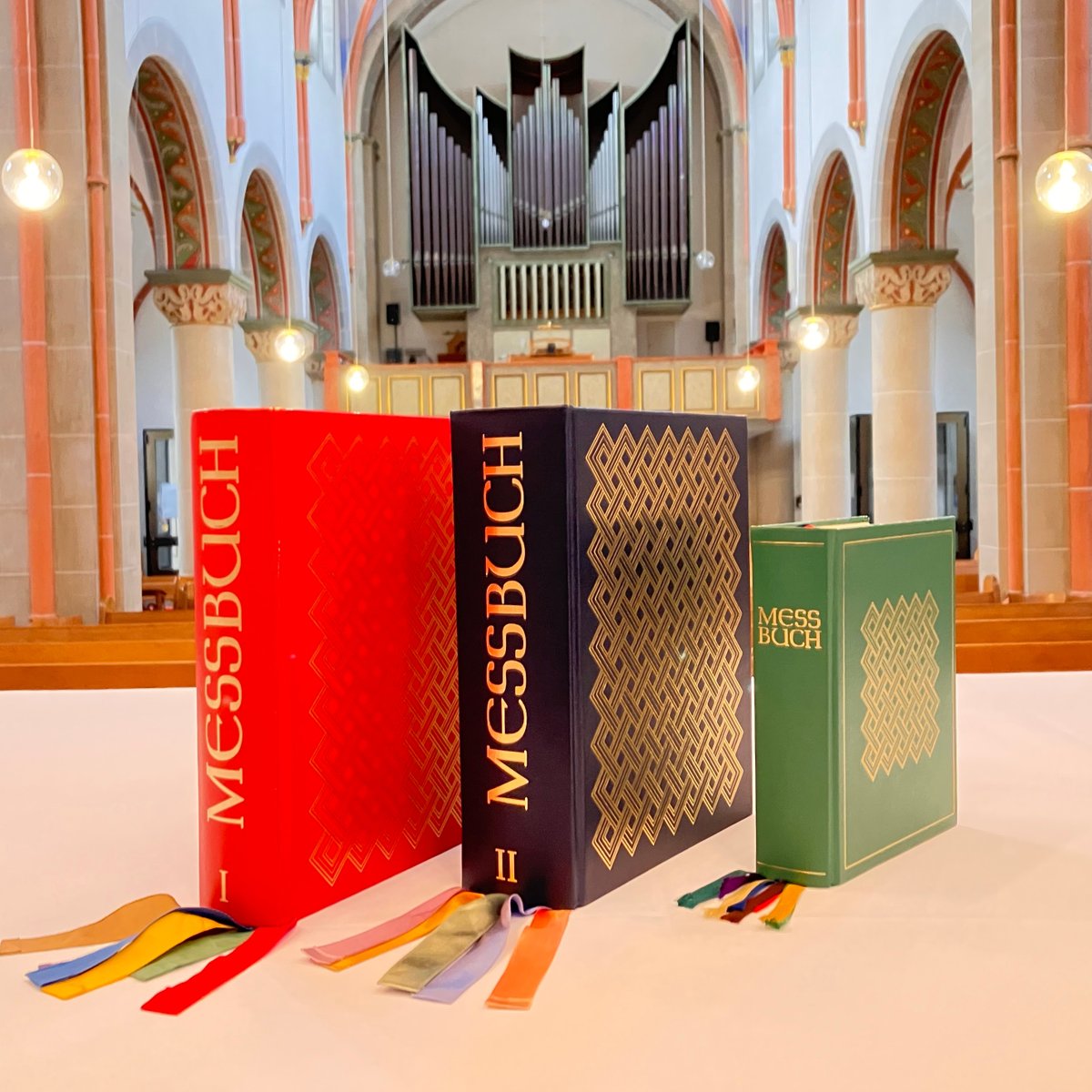 Vor 50 Jahren erschien das deutsche #Messbuch. Unsere Autoren beleuchten diesen Meilenstein der #Liturgiereform – und blicken voraus auf die ausstehende Überarbeitung:
t1p.de/4p2i8
Foto: Manuel Uder
#missaleromanum #liturgie #heiligemesse