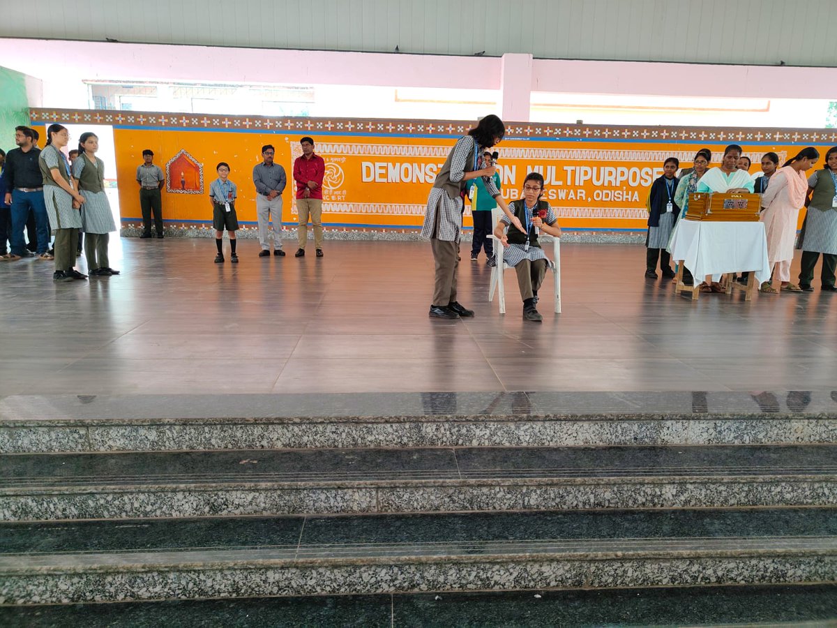 PMShriDMS64BBSR's tweet image. Students presented a short drama during the assembly to observe Vigilance Awareness Week 2025, highlighting the importance of honesty, integrity, and ethical behavior.#EduMinOfIndia #NCERT #CIET_NCERT #RIEBBSR #PMShriDMSBBSR #VIGILANCE #Shortskit #StudentParticipation #Awareness