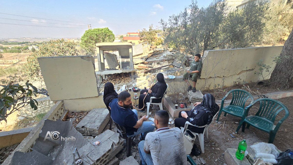 🇱🇧🇮🇱 - À Taybeh, malgré la destruction massive infligée par Israël, les habitants envoient un message de résistance aux Israéliens, refusant de quitter leur terre.

(<a href="/cheib1970/">علي شعيب || 🇱🇧 Ali choeib</a>)