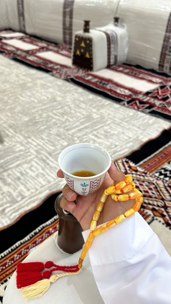 من قـوم لا زبن الـدخيل احتميناه 
وشلون باللي مـالـنـا عـذر مـنـهـا

-