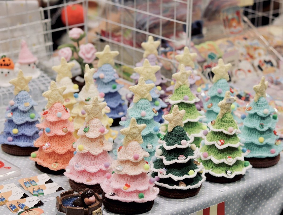 madebyme_craft's tweet photo. Pls. RT 🫶🌷🤍

พรุ่งนี้แล้วค่าาา ☺️
มาพบกันที่ MBK ชั้น 7 นะคะ 
พาน้องๆงานถักทั้งคุณคริสต์มาส คุณดอกไม้ คุณตุ๊กตาคริสต์มาส และอีกมากมายไปแบบล้นโต๊ะแน่นอน 
🎄✨️🌻❄️🌷
แวะมาหากันน้า 

🗓 8-9 พ.ย. 68
🎅 Booth  " F01 "
📌 MBK ชั้น 7   Zone D ( ฝั่ง Animate )
#IFMARKET6 https://t.co/ksRkfUPCo3