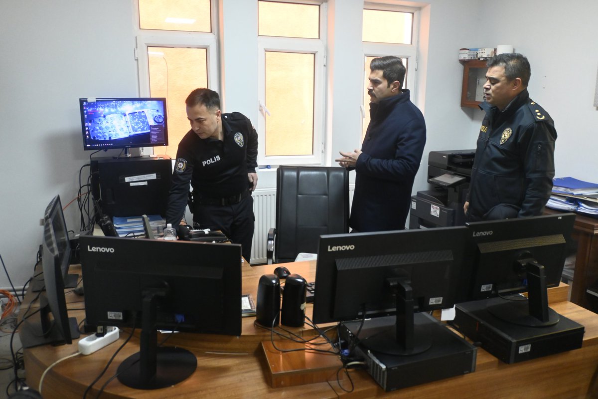 Kaymakamımız Selami Alper Özkan, ilçe genelinde yürütülen güvenlik hizmetlerini yerinde incelemek ve emniyet personeliyle bir araya gelmek amacıyla Gürün İlçe Emniyet Müdürlüğünü ziyaret etti.