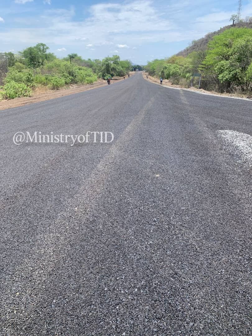 ZTNPrime's tweet image. #ProgressUpdate 
The new 3.7-kilometer section of the Bulawayo-Victoria Falls Road Rehabilitation and Upgrading Project (Hwange section)is now officially OPEN to traffic!

#GetThePicture #Zimbabwe
