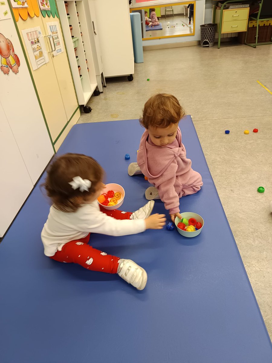 CEIPELVIRA's tweet image. Con tapones y botellas, material de reciclaje, inventamos muchos juegos e iniciamos aprendizajes. #yosoydelelvira #megustamicole #puedescontarconmigo