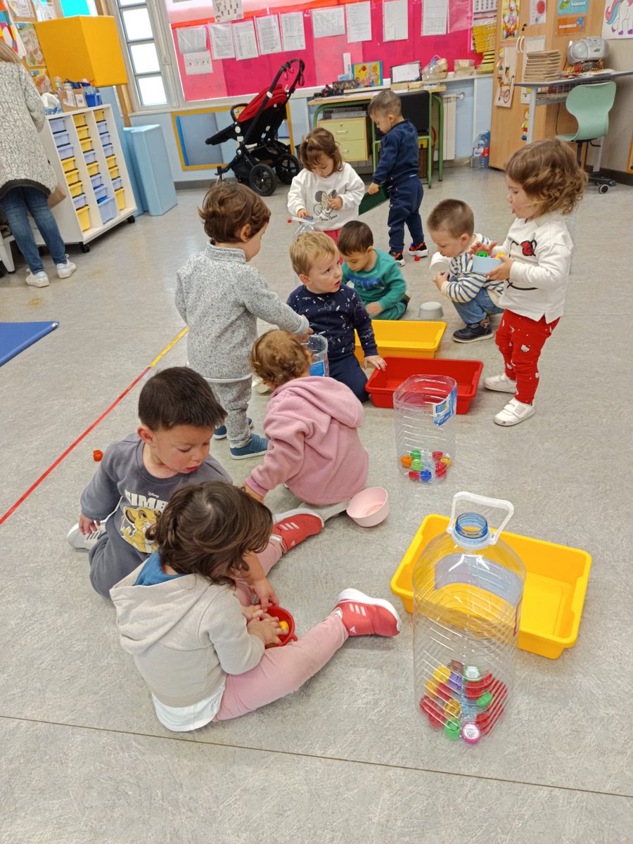 CEIPELVIRA's tweet image. Con tapones y botellas, material de reciclaje, inventamos muchos juegos e iniciamos aprendizajes. #yosoydelelvira #megustamicole #puedescontarconmigo