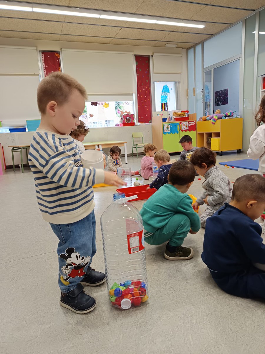 Con tapones y botellas, material de reciclaje, inventamos muchos juegos e iniciamos aprendizajes. #yosoydelelvira #megustamicole #puedescontarconmigo