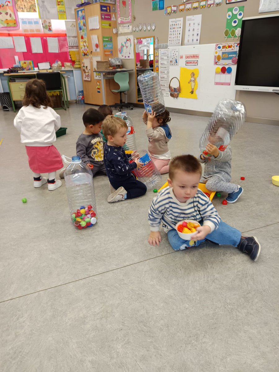 CEIPELVIRA's tweet image. Con tapones y botellas, material de reciclaje, inventamos muchos juegos e iniciamos aprendizajes. #yosoydelelvira #megustamicole #puedescontarconmigo