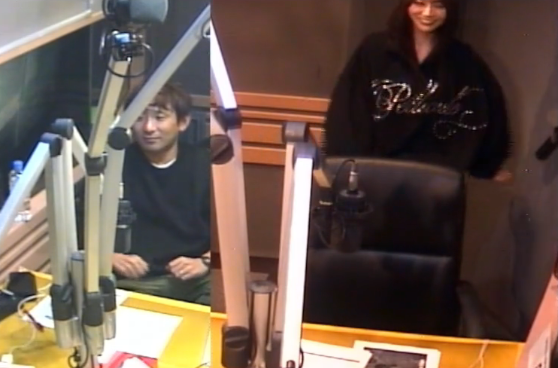 hJdiqKXYRqmRfgo's tweet image. 奈於ちゃん踊ってる！酒井さん盆踊りみたい（）

#沈黙の金曜日 #酒井健太 #弓木奈於