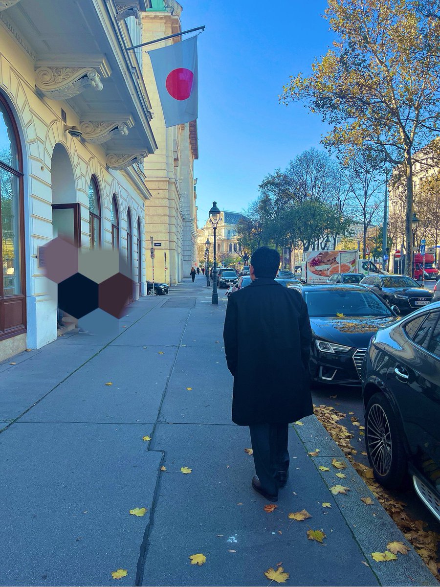 iisia's tweet image. Guten Tag❣️
Wie geht es Ihnen?☺️
今日もDruckerforumに参加しております🫡
その前に、インターン生も一緒にあるところに訪問して来ました🇯🇵さて、どこでしょう🤓
インターン生ガッチガチに緊張して名刺交換でモタモタ‥社会勉強だネ🥺🥺
ウィーンは本日も良い天気です😋
#Druckerforum #Peterdrucker