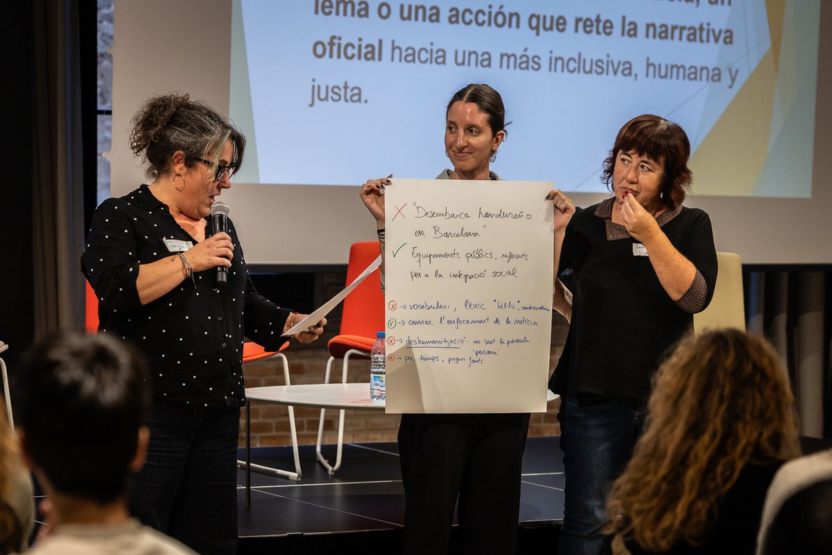 socialpuntcat's tweet photo. @hubsocialbcn @Lafedecat @miriamhatibi @sindicatomanter @montsanto @augustomagana @TopManta6 Els participants expliquen de quina manera canviarien narratives aparegudes a mitjans de comunicació, per construir alternatives constructives i lluny dels prejudicis i l'odi. #SocialLab #NarrativesConstructives https://t.co/Za5UTm62IB