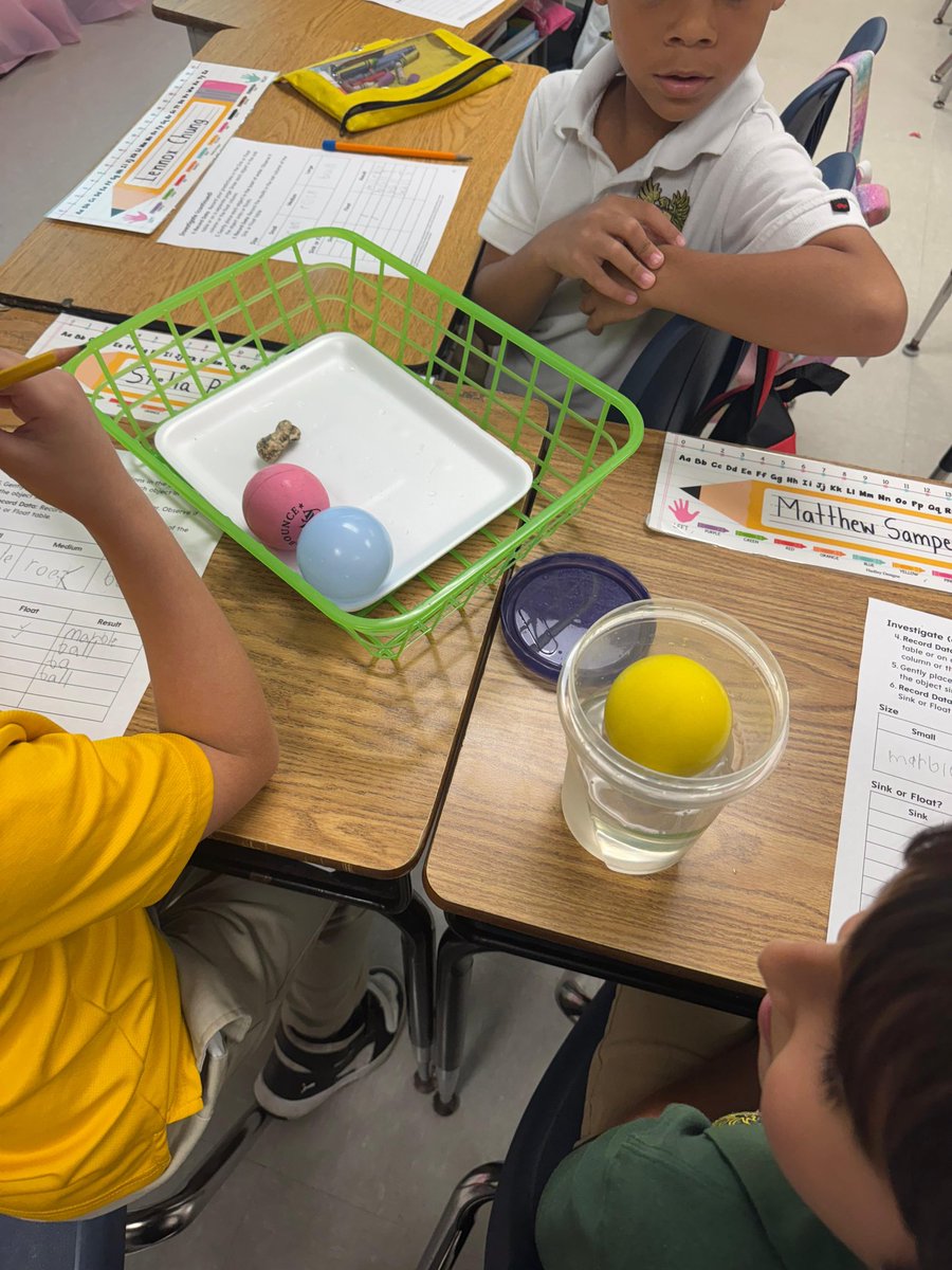 GloriaFloydES's tweet image. Float or sink? 🤔💧 Our curious first graders turned into little scientists today! They made predictions, tested their hypotheses, and recorded their results — all while having a great time in the lab! 🔬📓
#ScienceDay #FirstGradeExperiments #STEMKids #SinkOrFloat