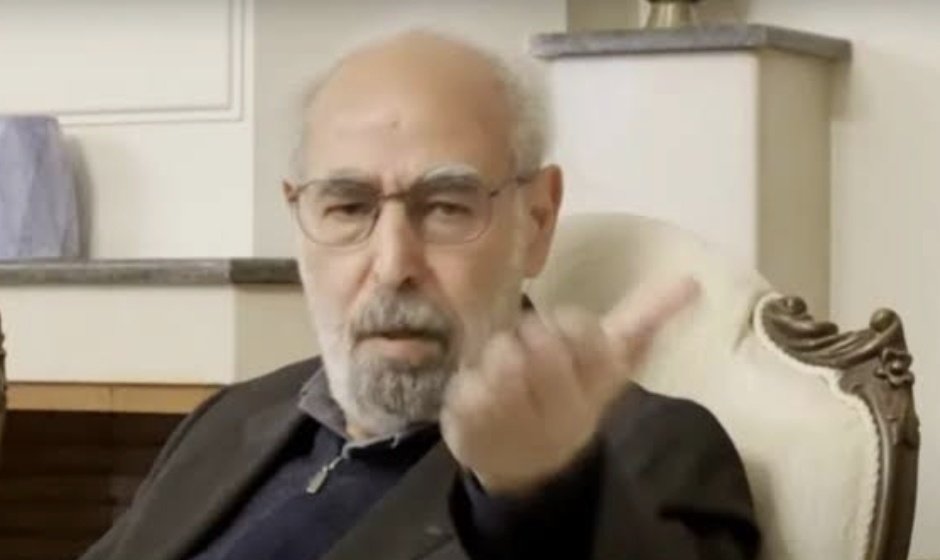 MahmoudianMe's tweet photo. آقای قدیانی هنوز تاوان تحصن «نه به اعدام» در زندان را می‌دهد که سه هفته ممنوع‌الملاقات بود، امروز گفتند دوباره سه هفته تمدید شد؛ به جرم اینکه مقابل اعزام اجباری احسان افرشته زندانی محکوم به اعدام ایستاده است.
حکومت حتی صدای اعتراض درون زندان را هم برنمی‌تابد؛
 قدیانی‌ها را نه با قانون، که با لجاجت حاکمیت مجازات می‌کنند.