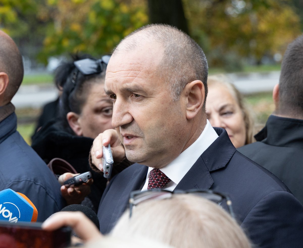 Коалиция „Магнитски“ затъва под тежестта на „голямото Д“ - господин Пеевски е хванал господин Борисов за адвокат, който се оплита в собствените си версии