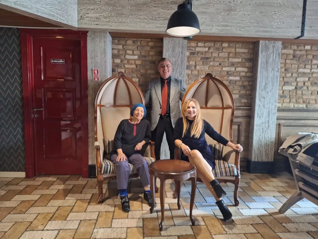 Birtanecik annem ve canım kardeşimle Ankara'da güzel bir an. Başkentten sevgiler.
#Ankara
#Kızılay
#Anneciğim
#Cuma