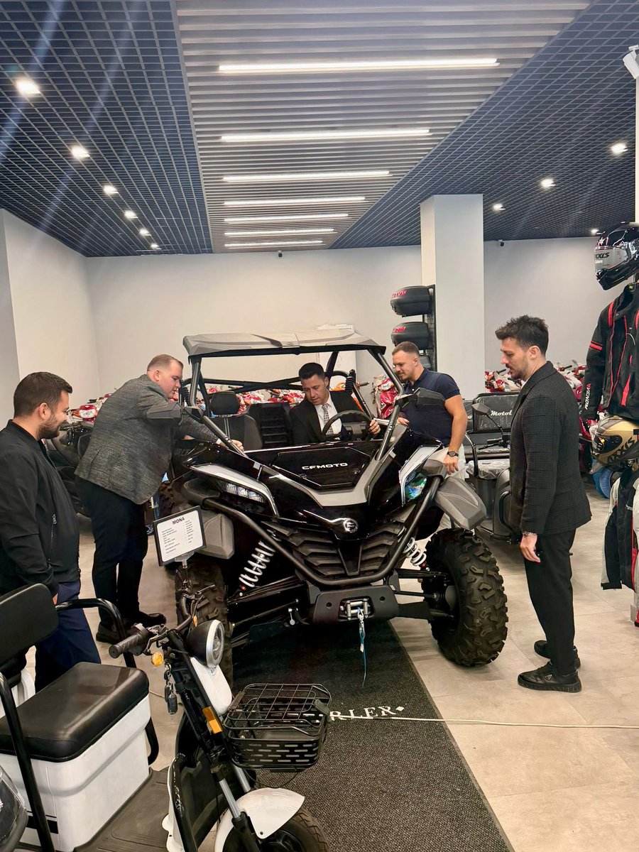 tobbckalegenc's tweet photo. Başkan Emrah Kuru, Başkan Yardımcısı Emir Üstün, Kurul Üyeleri Çağdaş Bağmeşli,Çağrı Savaş, TOBB Çanakkale GGK Sorumlusu Gözde Kartal, GGK Üyesi Burak Sezer’in yeni iş yerine hayırlı olsun ziyaretinde bulundu. https://t.co/ulH5OxoBLa