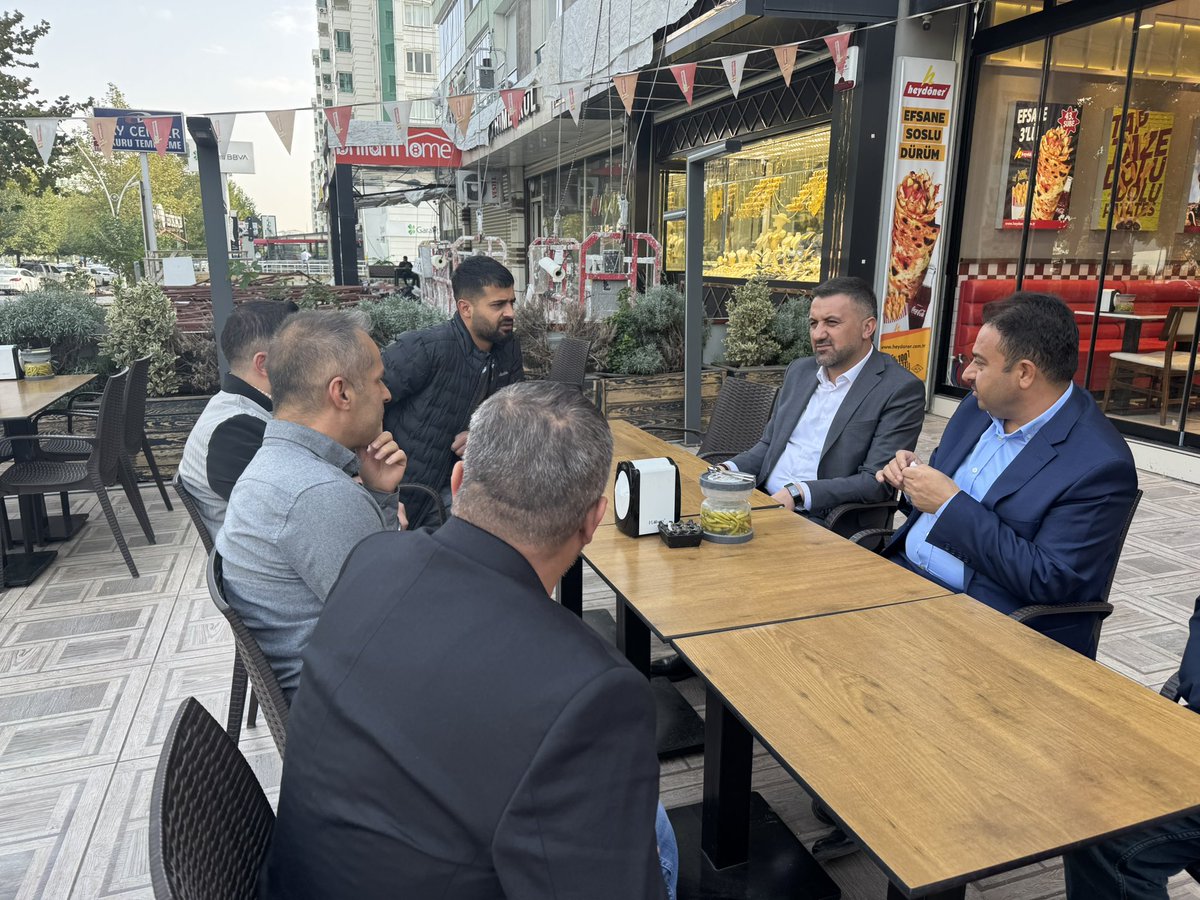 📍Kayapınar /Diyarbakır

Kayapınar İlçe Başkanımız Sayın Mehmet İhsan Aytekin ve kıymetli teşkilat mensuplarımızla birlikte Cuma namazı sonrası esnaf ziyaretlerimizi gerçekleştirdik.
Kayapınar’ın farklı noktalarındaki esnaflarımızı ziyaret ederek, onların samimi