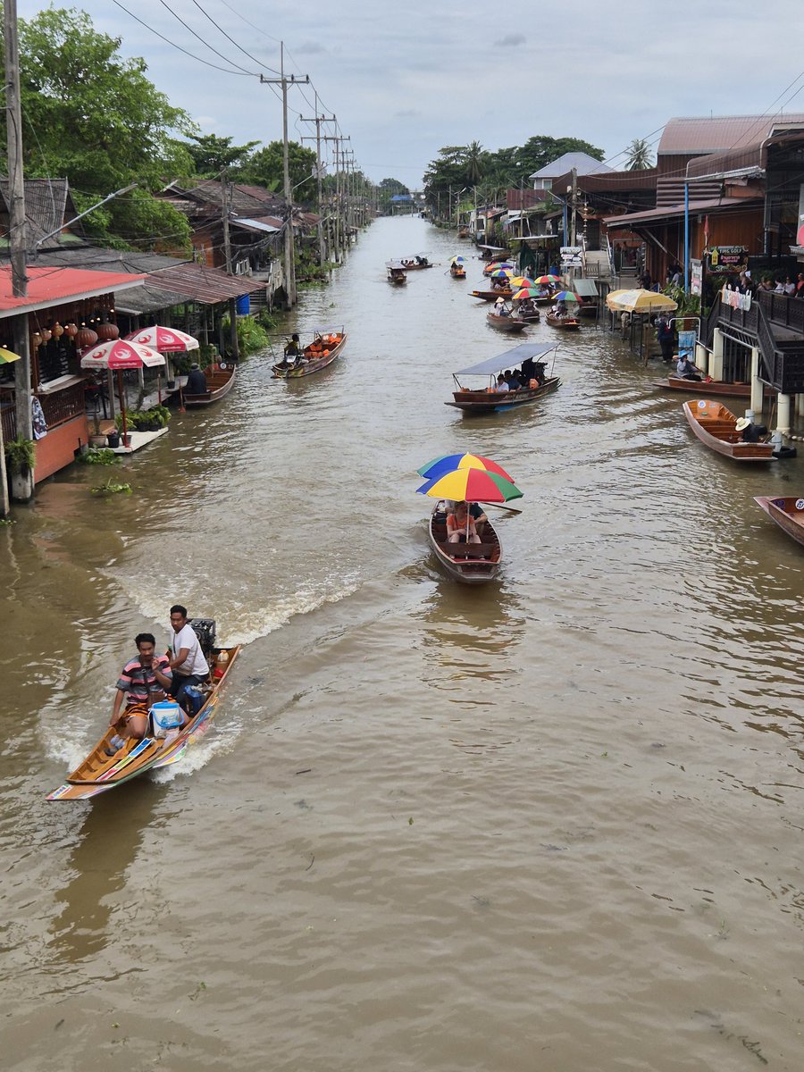 MarcelaKovov4's tweet image. Kokosová farma, železniční trh Maeklong a plovoucí trh Damnoen Saduak jsou poslední místa, která jsme dnes nedaleko Bangkoku navštívili ... 🇹🇭🇰🇭🇻🇳  🧡 ...🧳 🛫 🇨🇿
#navraty