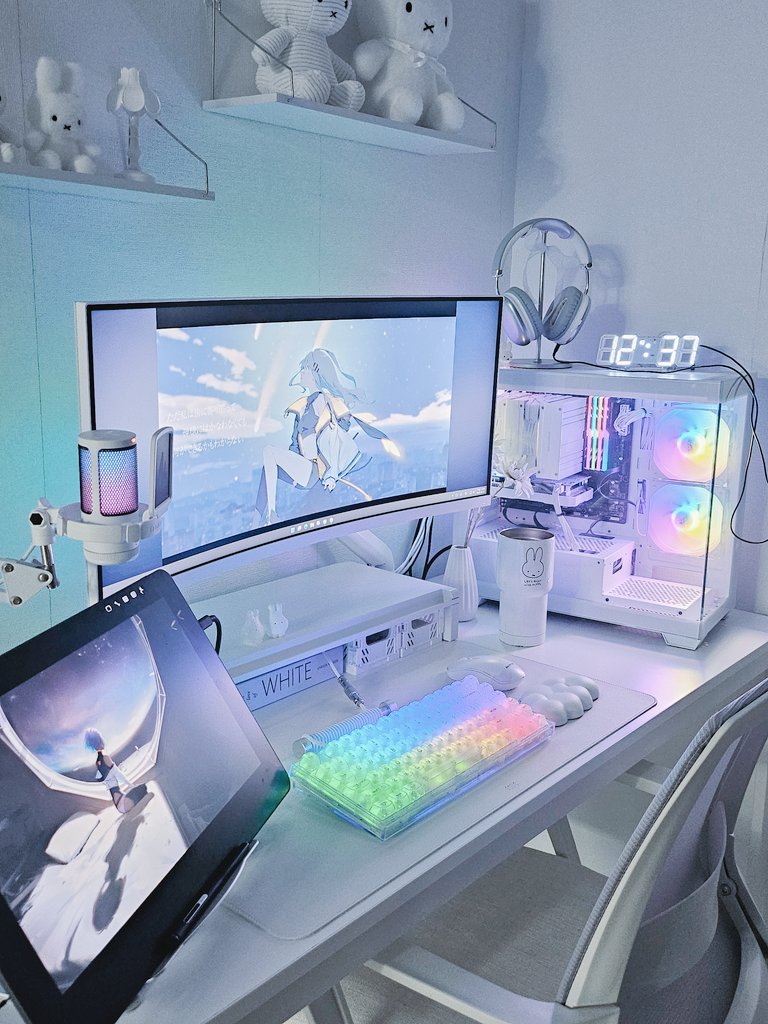 제 데스크도 슬쩍 자랑을..🤍
여기에 추가로 아이패드랑 서브 키보드 두고 있어요>//<)