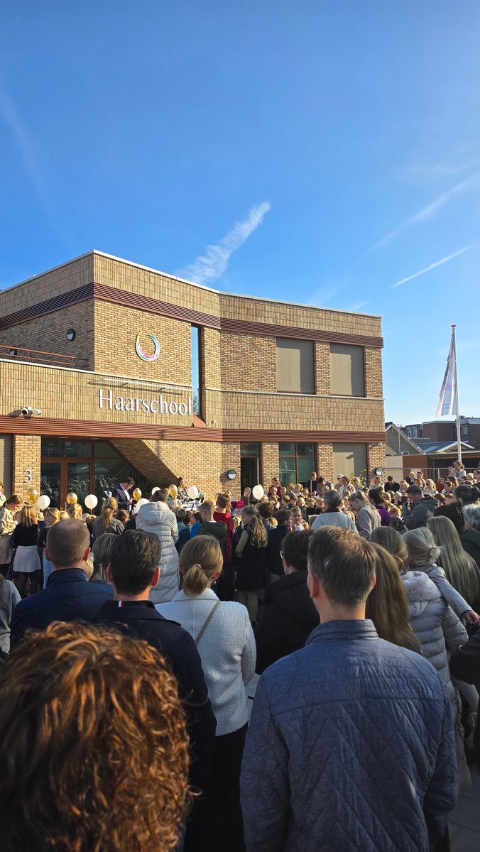bartv96's tweet image. Opening Haarschool Rijssen met psalm 133. Waar liefde woont gebiedt de HEER den zegen.