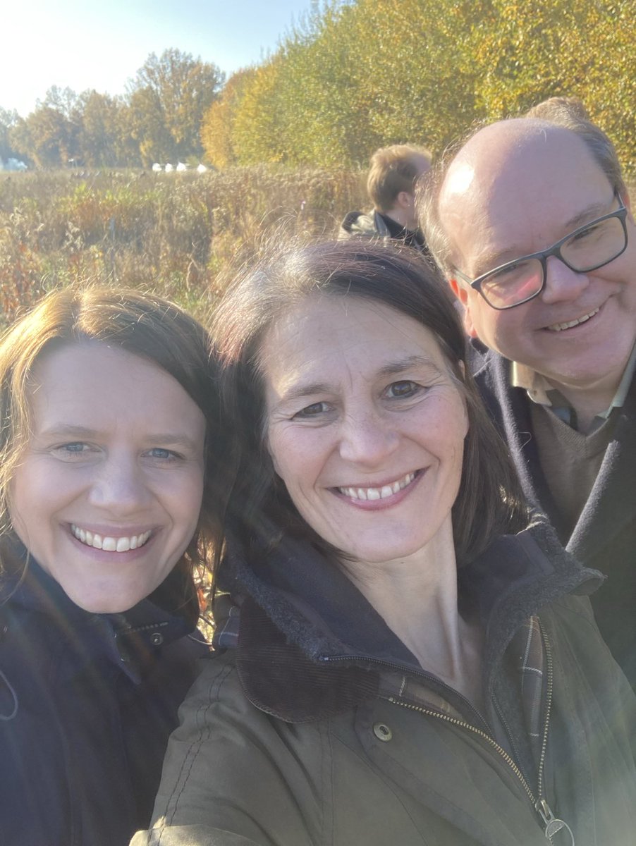 Schulwälder gegen den Klimawandel. Über 180 Schulen mit über 80.000 Schülerinnen und Schülern pflanzen über 300.000 Bäume . 
Heute Unterzeichnung der Landesunterstützung #Niedersachsen  mit Kultus, Forst- und Umweltminister*innen im Landkreis Peine . Bäume pflanzen ist cool! 🌳