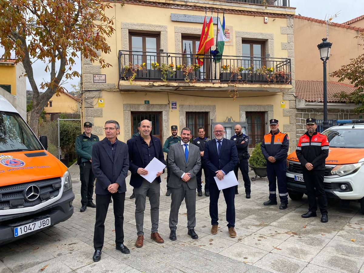 📝 Hoy se ha creado la primera agrupación de protección civil supramunicipal, con presencia del director general de Protección Civil, Manuel Zarazaga.

Los voluntarios de Navalafuente darán servicio también a Valdemanco y Cabanillas de la Sierra. 

#ASEM112