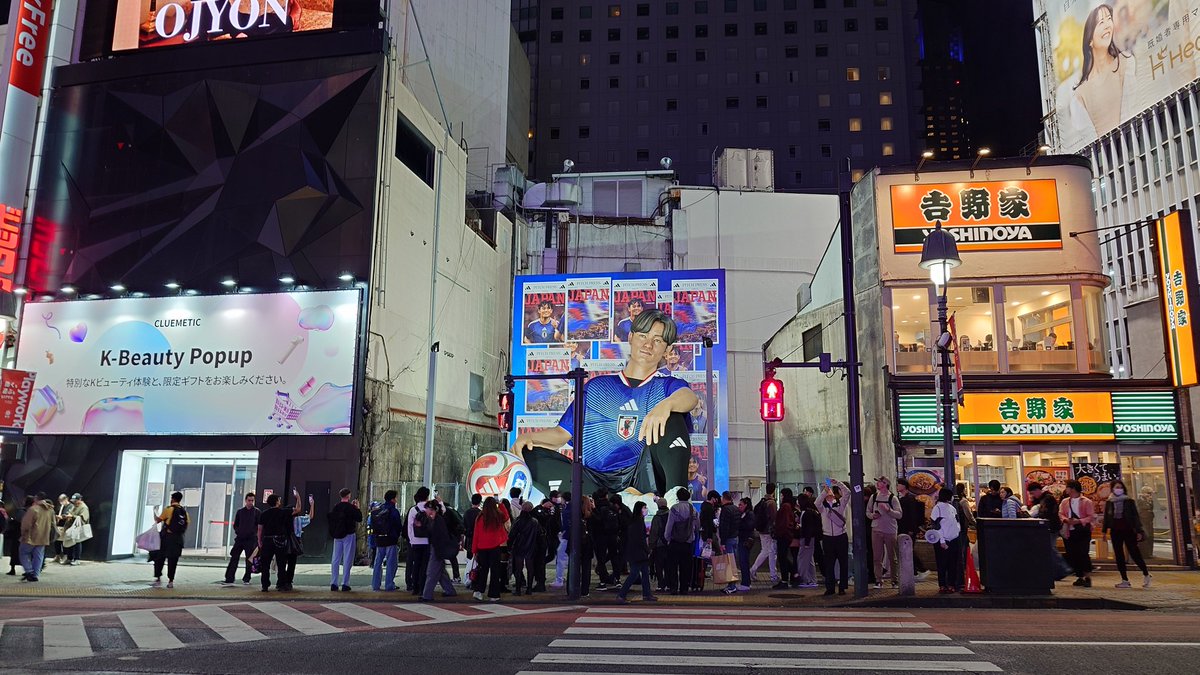 frontale_jp's tweet photo. 仕事帰りに、今、噂の渋谷道玄坂に出現した“川崎出身”久保建英選手の巨大オブジェの前を通って...😎 https://t.co/DhZq5P4mKc