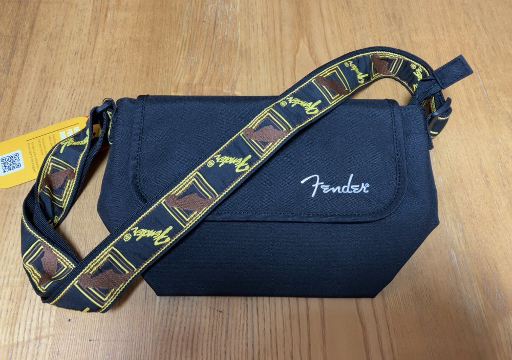前に羽田空港で見知らぬ誰かが持ってて、アレ欲しい！ってなったカバンを買ったw

fenderのストラップがイカしてるぜ。