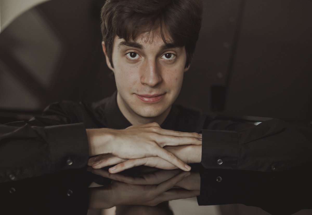 "Bach, Chopin y Granados, danza después del tiempo" Recital de #piano con Ismael Gil y la Asoc. de Amigos de FIS. "La procedencia de cada discurso musical se comprueba en un canto o en los movimientos de una coreografía entonada a la que remitirse". Será el 12 de nov., en #casyc