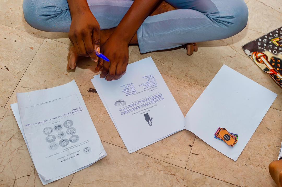 Avec l’atelier « My Business Idea », l’OIM, à travers le projet #COMPASS financé par le Royaume des 🇳🇱, aide des survivantes de la traite à transformer leurs idées en projets concrets.
Volonté, créativité et autonomie au cœur de la réintégration durable.