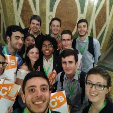 FonsiLoaiza's tweet photo. Anthony Corey Sànchez ha fichado como asesor de la ultraderechista Silvia Orriols. A sus 28 años se ha convertido en el Toni Cantó de la política catalana. Ya ha conseguido lo que buscaba una paguita pública. Mientras en Aliança Catalana critican las "paguitas" a migrantes. https://t.co/mtbtv0VdVF