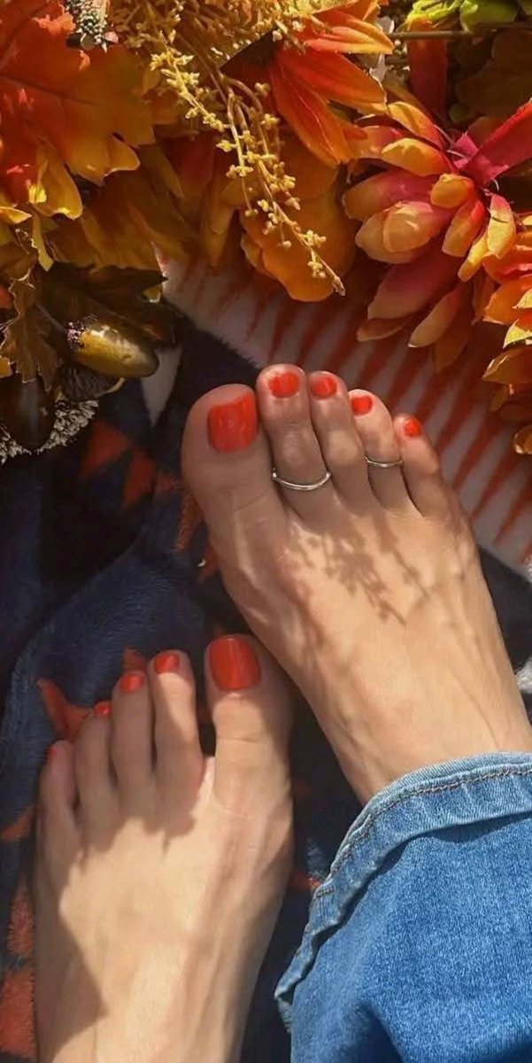 PrimeSoleStudio's tweet photo. Fall is here 🥵
#prettyfeet #feet #feetworshi̇p #feetfetısh #footfetısh #prettytoes #sexyfeet #nailpolish https://t.co/JZds5iK6d2