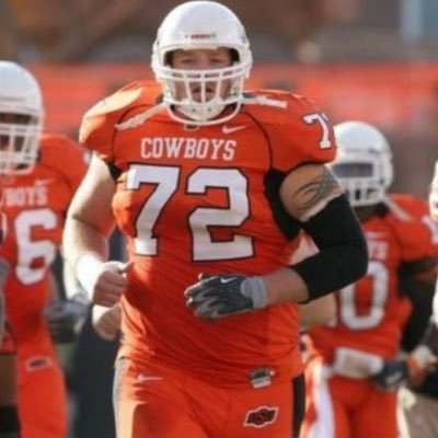 JTFootball_com's tweet photo. Great second half @jenkstrojantv @don_donking &amp; @OkEricFox commentary/interview with 2000 JTFB &amp; OSU Alum @kseif72  Kurt Seifried. Loved hearing his comments on what it means to be a Jenks Trojans. He knows buying a new Jenks t-shirt &amp; hat each year does not win champions. https://t.co/HnegFKKFon