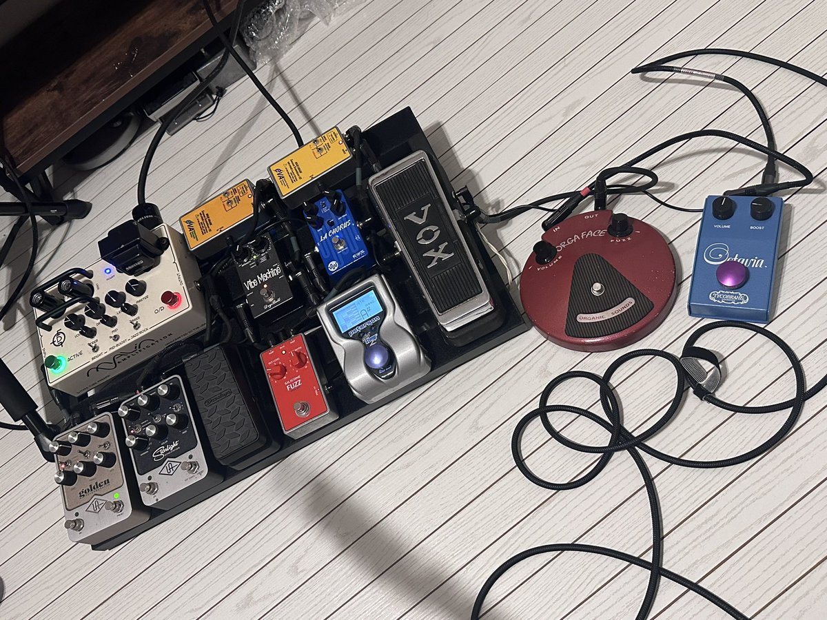 ShutterHey9's tweet image. 久々に全繋ぎでチェック。
エクスプレッションペダルは外して…
チューナーをコンパクトにして…
アレとアレを入れようかなと目論見中。