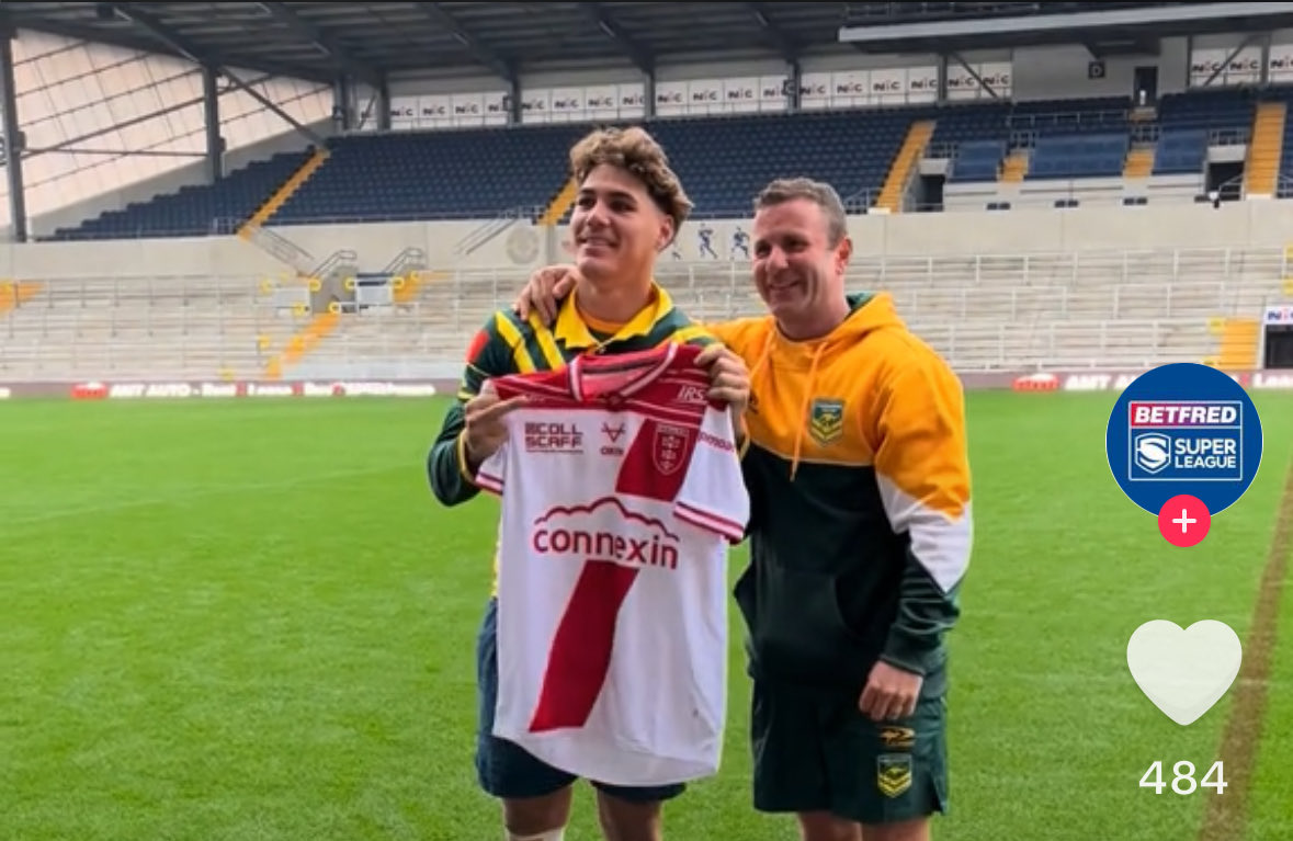 CHullFC's tweet image. Reece Walsh knows the drill! 

Into them East Hull tramps!!! 

🖕🏼🖕🏼🖕🏼