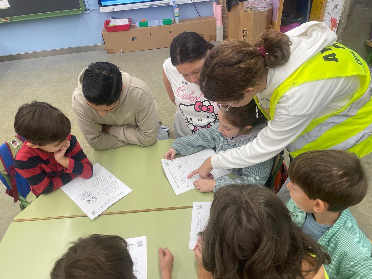 CEIPELVIRA's tweet image. Empieza la andadura de los Ayudantes y Mini Ayudantes de Patio. #yosoydelelvira #megustamicole #puedescontarconmigo