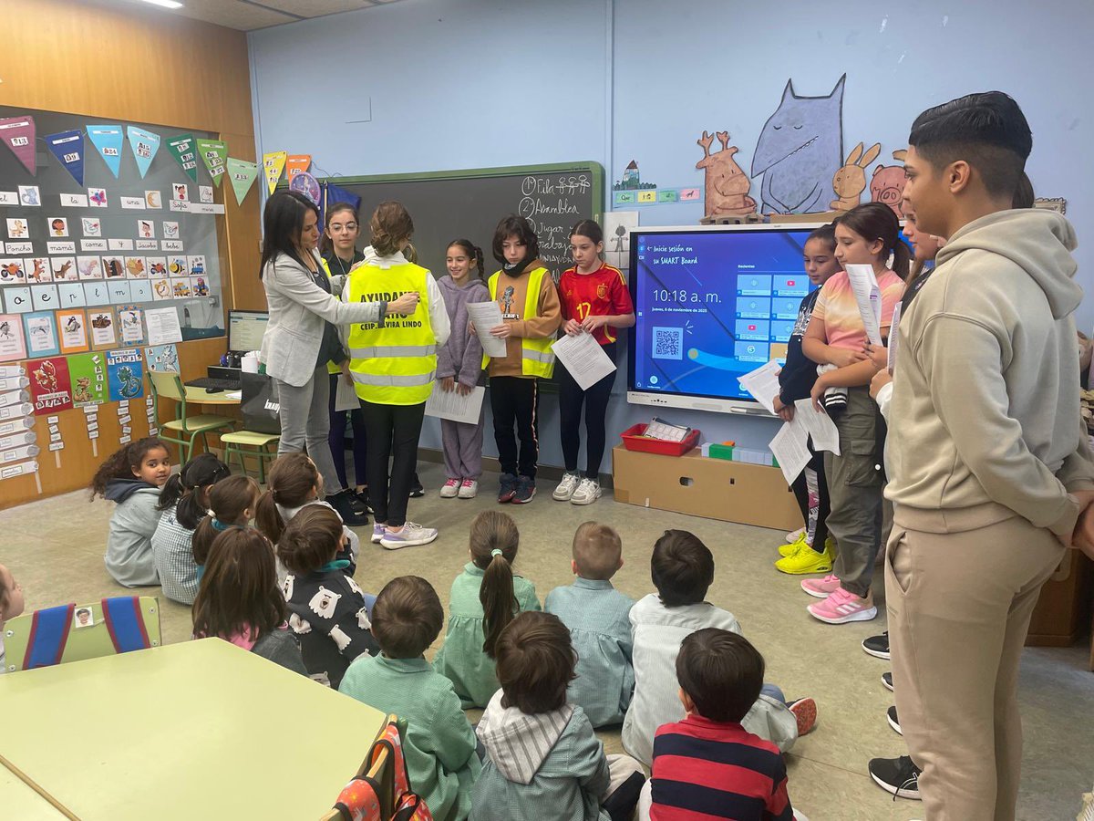 CEIPELVIRA's tweet image. Empieza la andadura de los Ayudantes y Mini Ayudantes de Patio. #yosoydelelvira #megustamicole #puedescontarconmigo