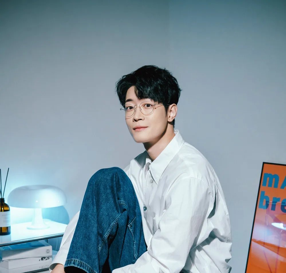 나는왜이런관상안경남이참좋은걸까.......
디엠으로제보받음........................
홀리몰리............
박0수 배우님이시래........